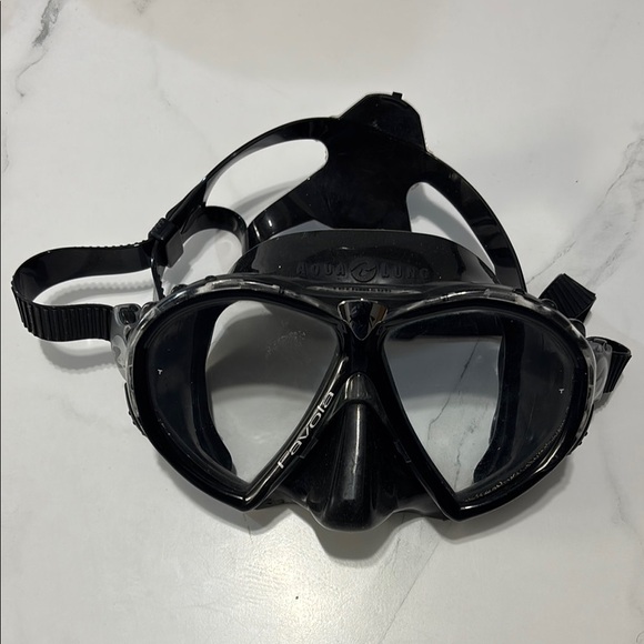 Aqua Lung Black Diving Mask - Picture 1 of 4